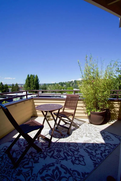 Walkable OTS Mid Century Condo-Pool