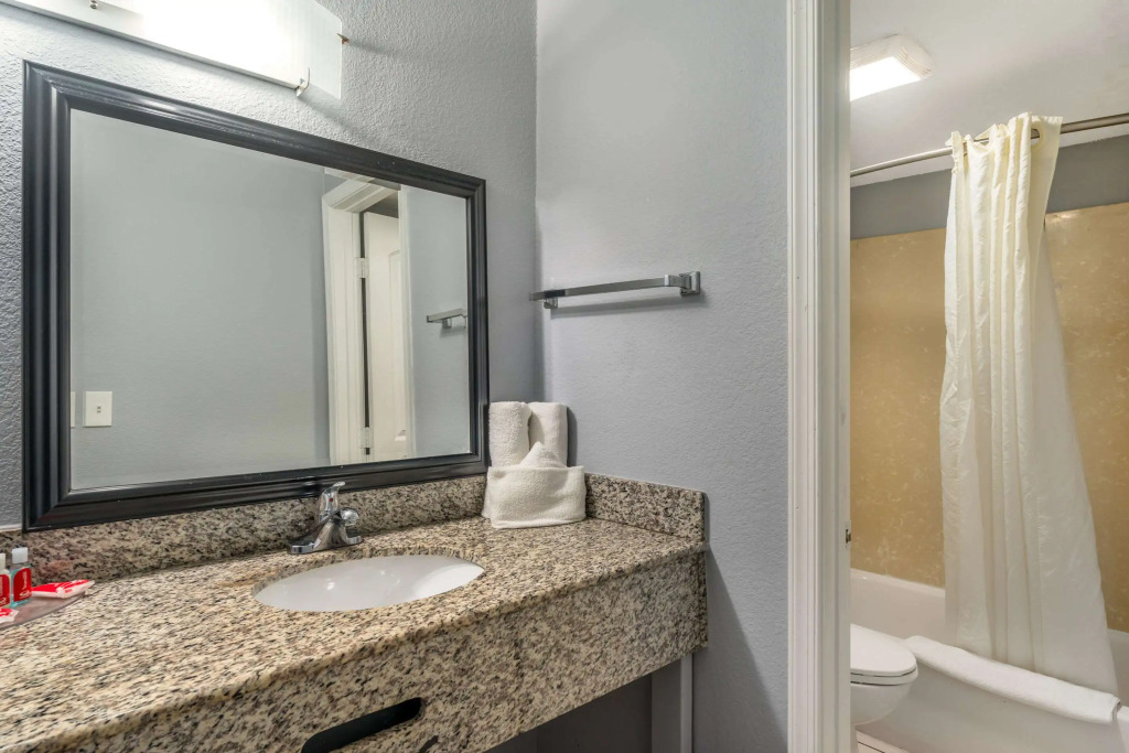 Econo Lodge Inn & Suites Virginia Beach - Norfolk