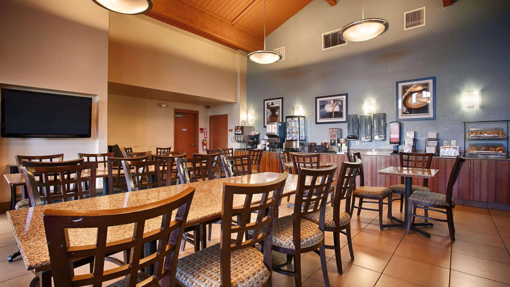 Best Western Valencia/Six Flags Inn & Suites