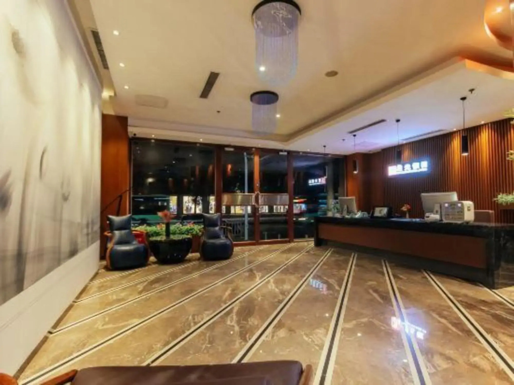 Starlight Holiday Hotel (Zhengzhou Erqi Square Dongda Street Subway Station Branch)