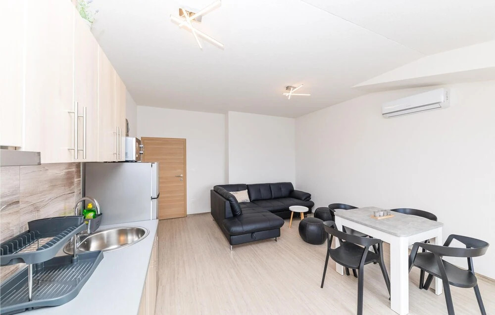 Beautiful Apartment in Kastel Luksic With 1 Bedrooms and Wifi