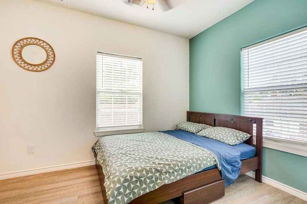 Modern Houston Haven: 3 Mi to Downtown Attractions