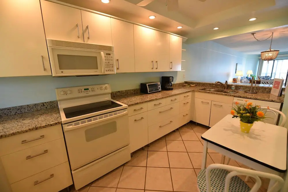 Sun Plaza West Unit 110 Apartment 2