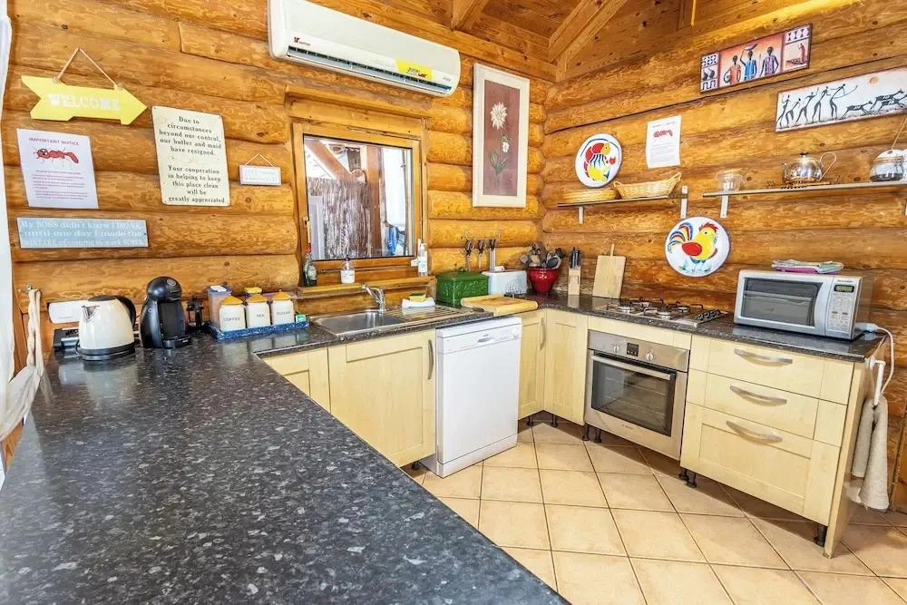 Luxurious Private Cabin Pool Hottub & Fireplace