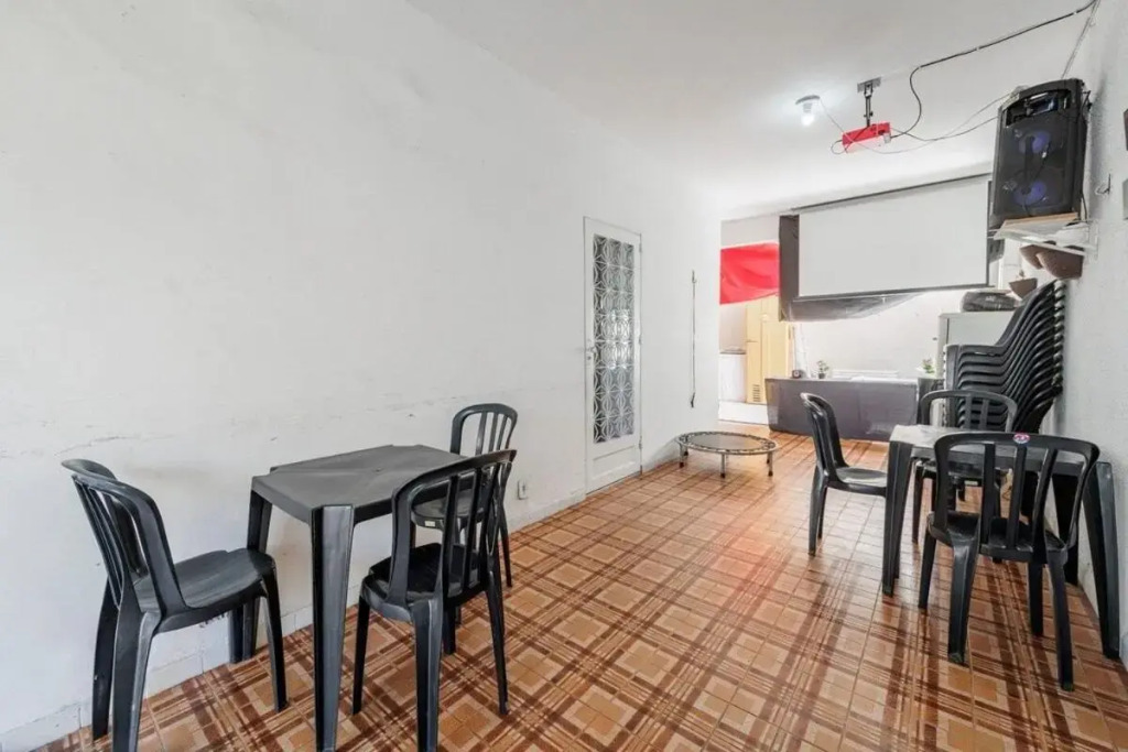 Quarto em residência tranquila e familiar