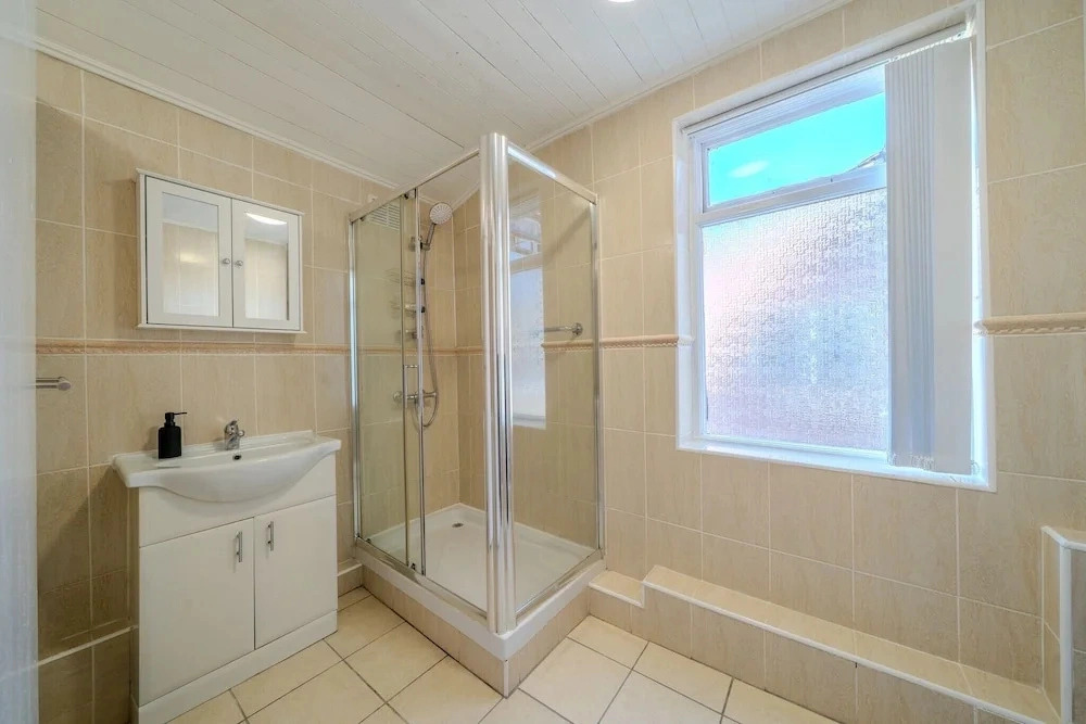 Sleeps 6 Spacious 3 Bed House w/ Free Parking