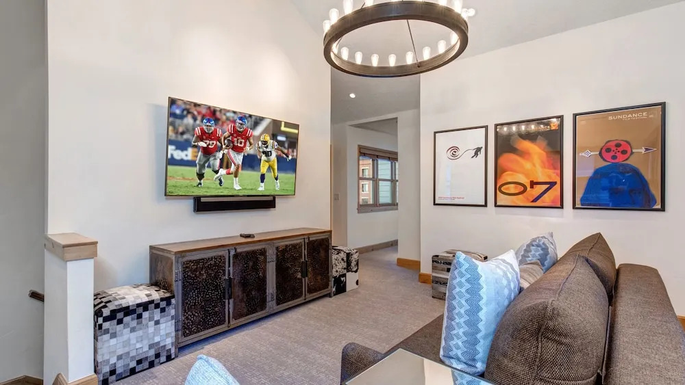 Town Lift Gem 4 Bedroom by RedAwning
