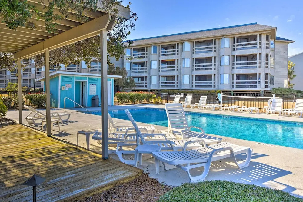 Steps to Pool & Beach: St. Helena Island Escape!