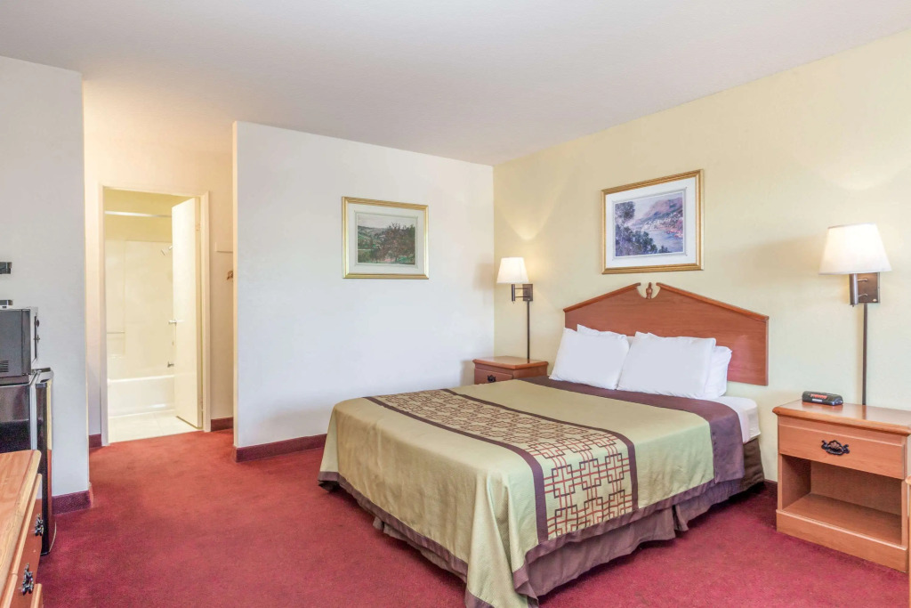 Super 8 by Wyndham Bakersfield/Central