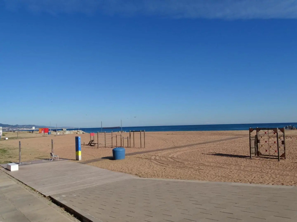 4 mints to beach 15 mints to Barcelona