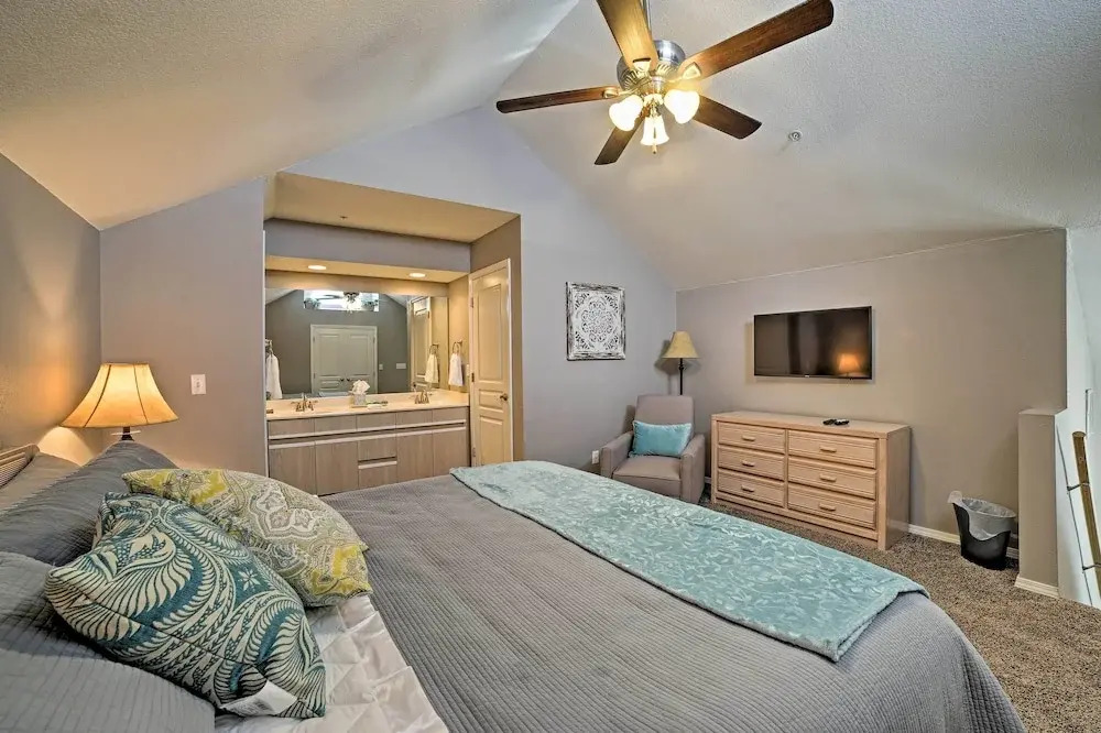 3 Mi to 76 Strip: Condo w/ Hot Tub Access!