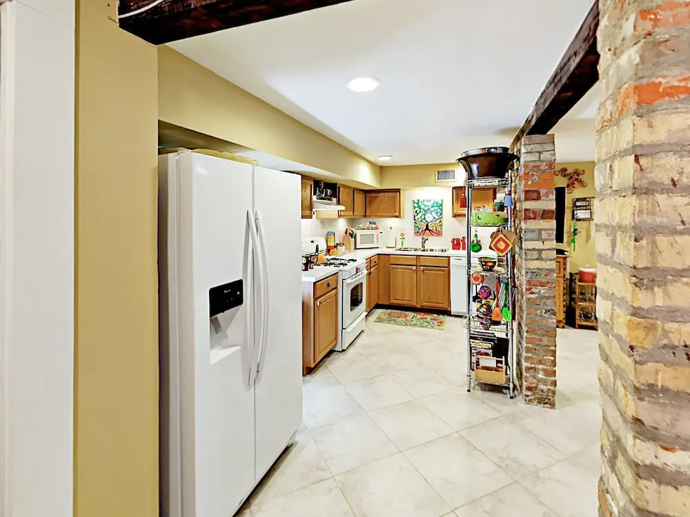 Upscale Unit in Historical - 1 Br Home