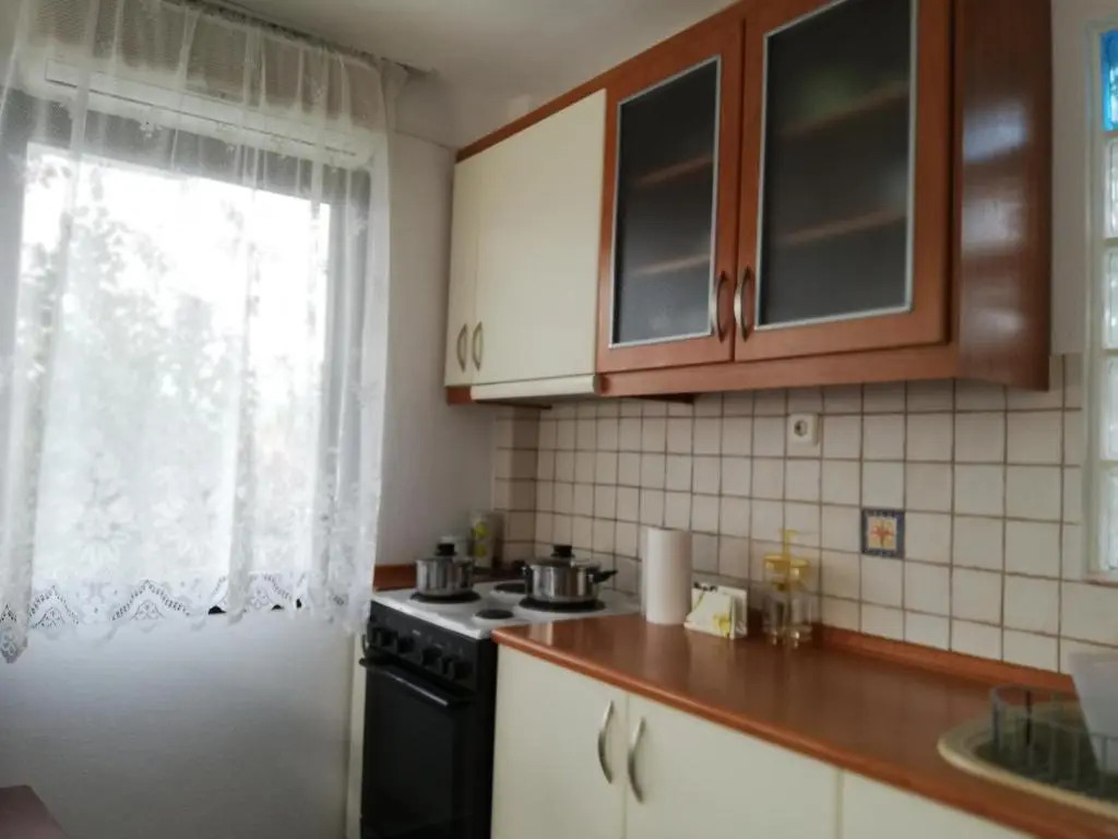 Doras House comfortable apartment with a yard and view