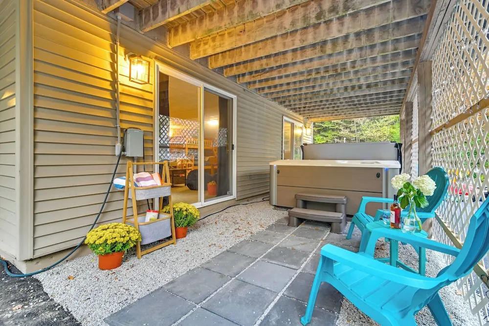 Family Ski Getaway w/ Hot Tub, Near Cranmore!