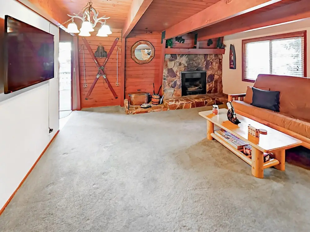 1027 Pine Mountain Drive Home 3 Bedrooms 2.5 Bathrooms Home