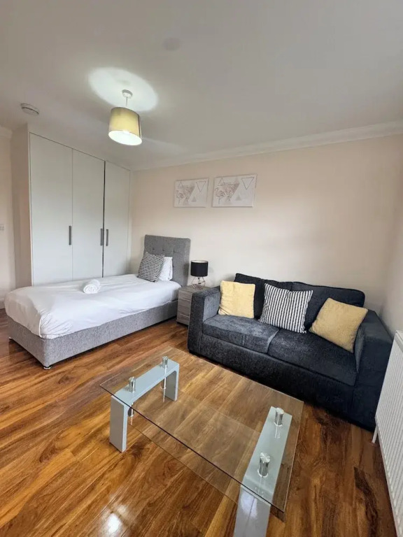 Stay Near Heathrow! Pristine, Convenient & Only 5 Mins to the Terminals