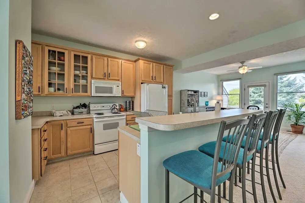 Bright Manistee Condo w/ Beach + Pool Access!