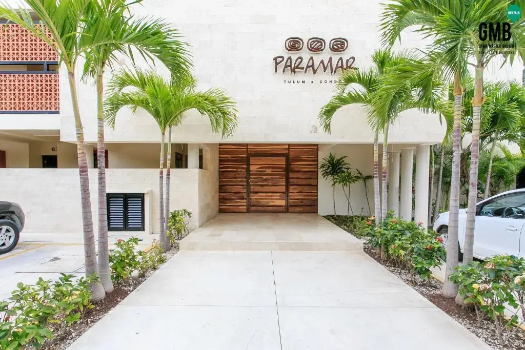 Swim Up Apartment P003