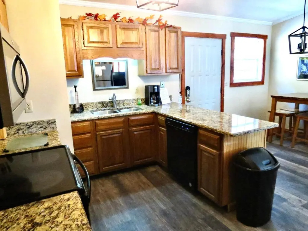 Million Dollar Views! 4 Bedroom, Sleeps 9, close to National Park and 5 mi to Gatlinburg!