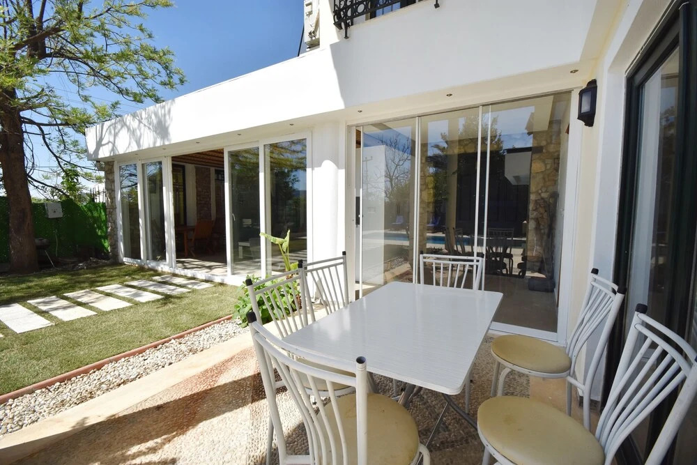 Villa Nail by Helaltatilvillari