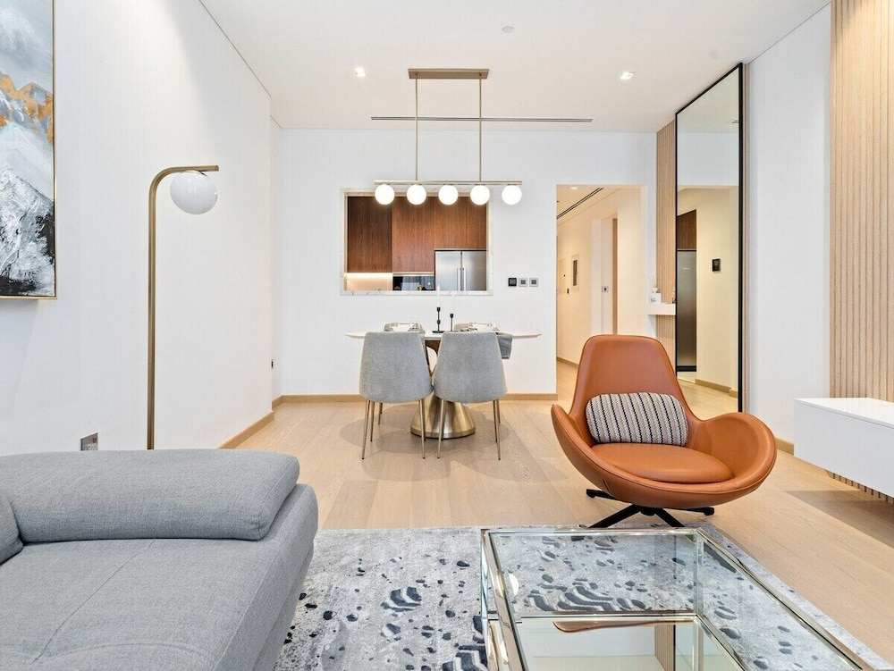 Elegant Apartment Amidst Vibrant Area with Balcony