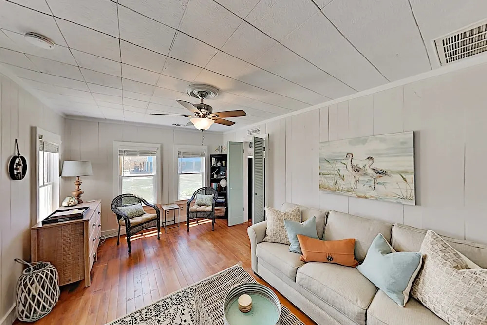 Charming Downtown Getaway W/ Spacious Interior 2 Bedroom Home