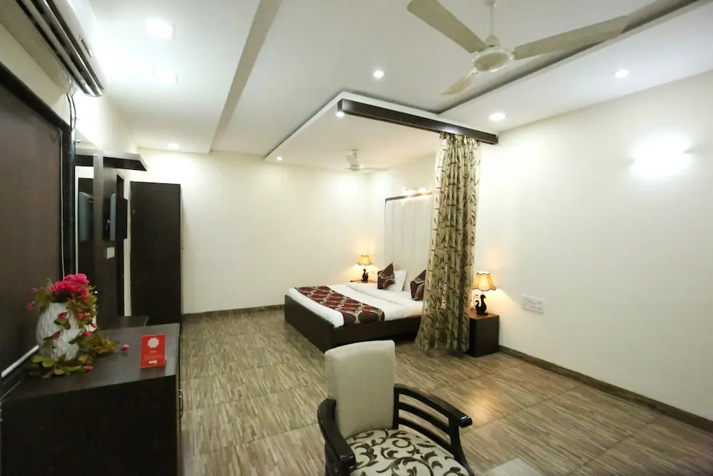 OYO 2660 Hotel Radhe Inn