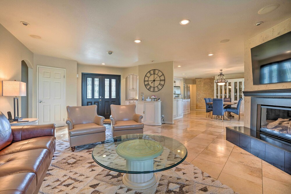Moses Lake Retreat w/ Salt Water Hot Tub!