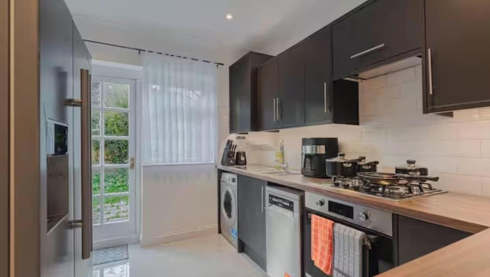 3BR Putney Home London Sleeps 8 Winter Deal
