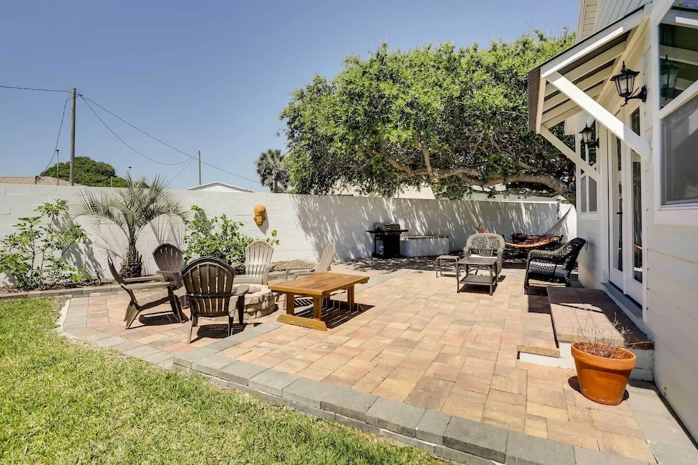 St Augustine Cottage w/ Fire Pit - Walk to Pier!