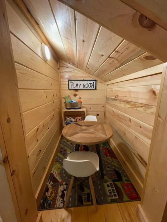 Take it Easy with hot tub and community pool