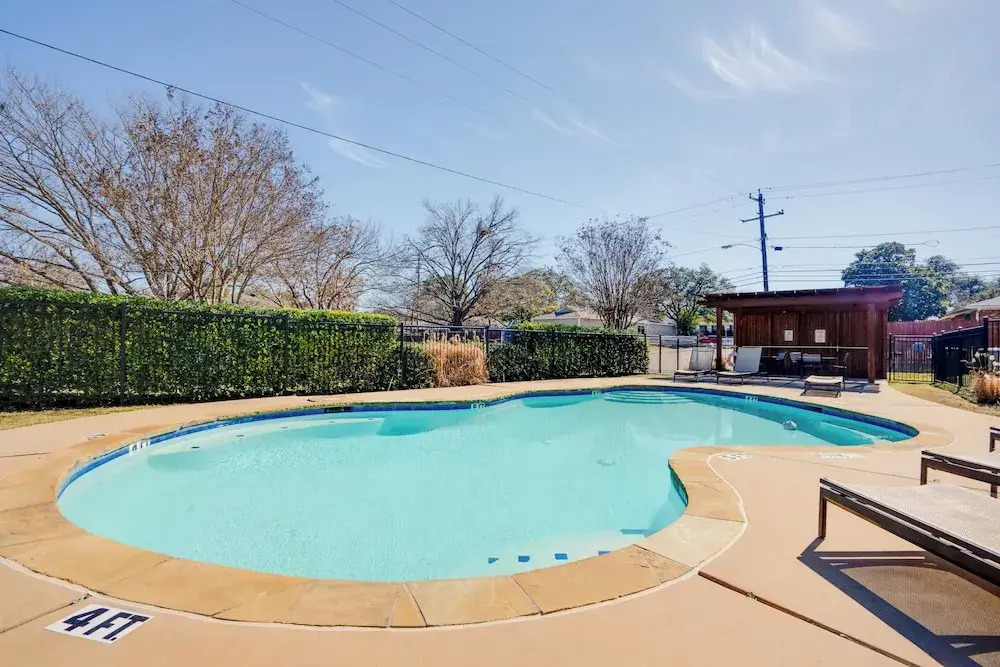 Spacious Lake Highland Townhome W/ Pool!