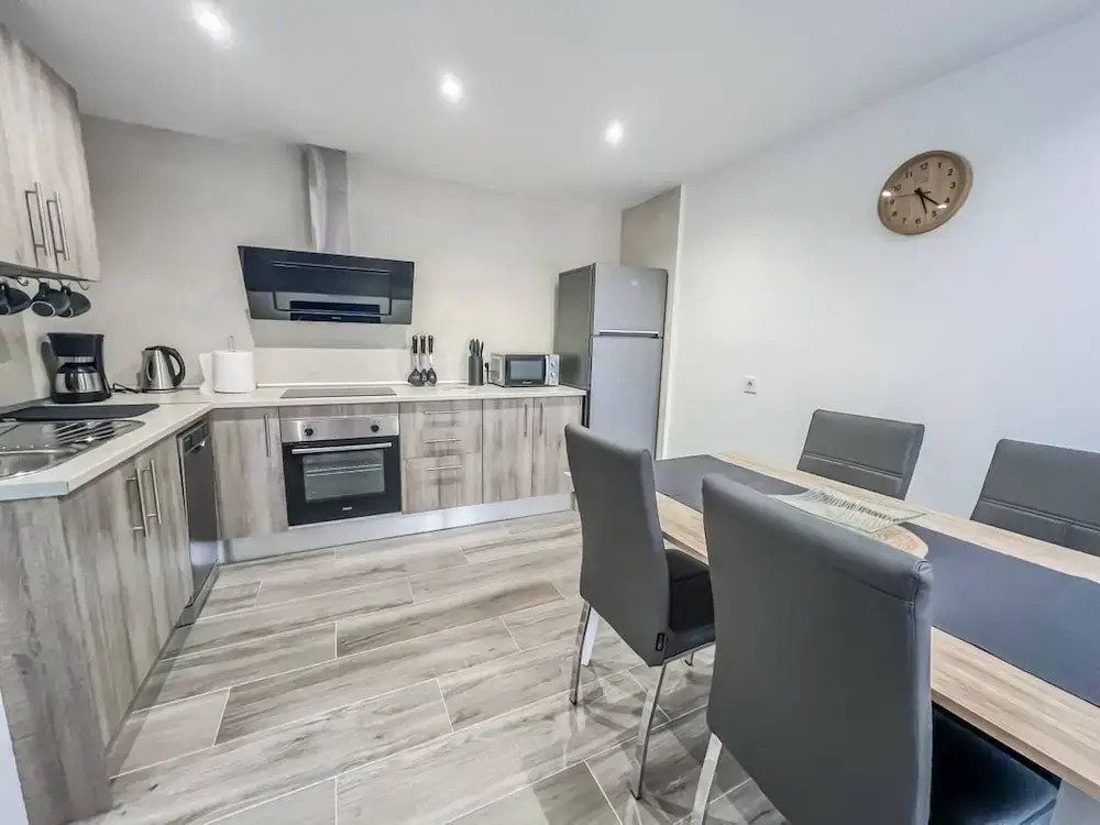 Modern Two Bedroom Apartment With Pool