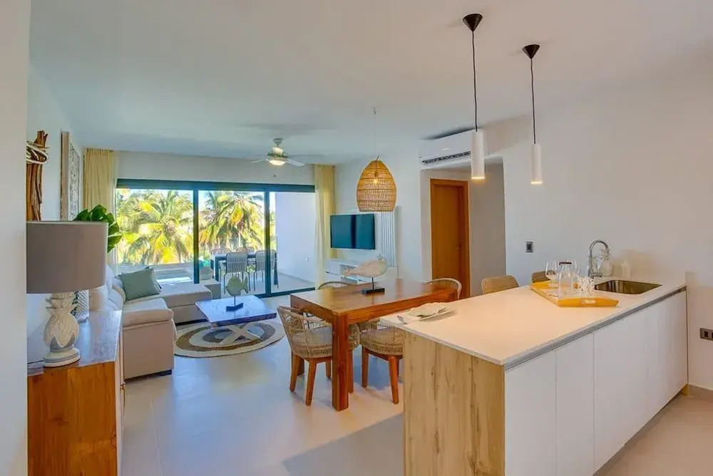 2 bed Condo With Private Picuzzi Steps From the Beach