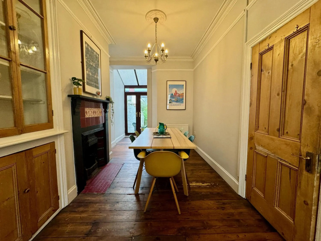 Large CityCentre Townhouse & Hot Tub, Pool Table and Offroad Parking