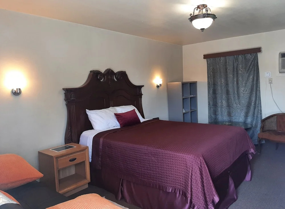 HARRYS MAN CAVE - A Vintage Motel on the Historic 395 route - The New Star Motel Experience