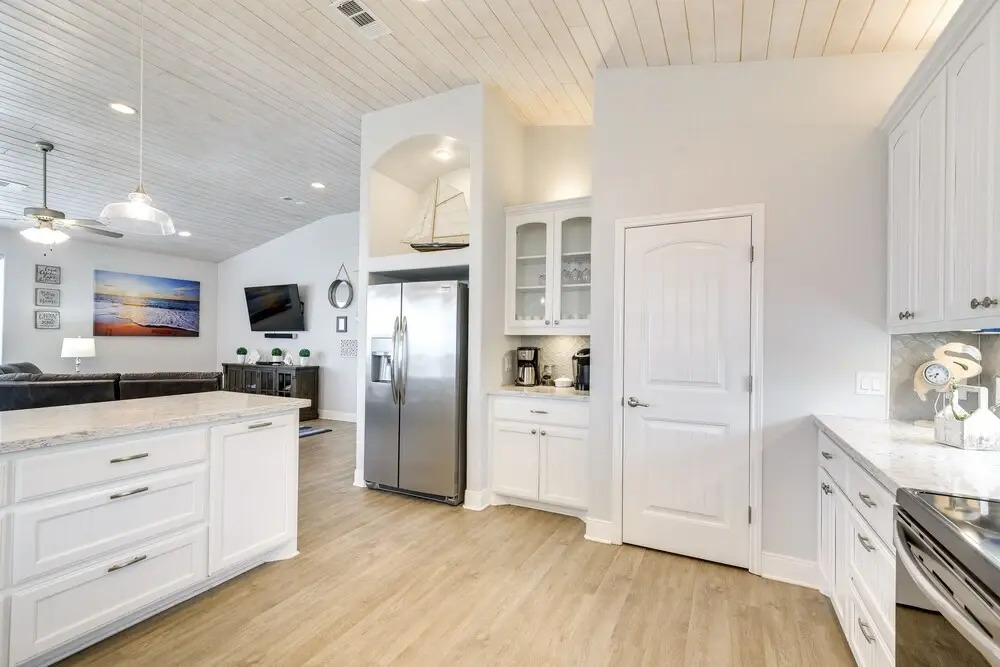 Luxe Crystal Beach Retreat w/ Views! Walk to Shore