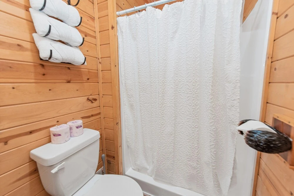 Goldilocks Cabin - Real Log Style Cabin, Premium Location, Close To Bear Mountain With Hot Tub! 2 Bedroom Cabin