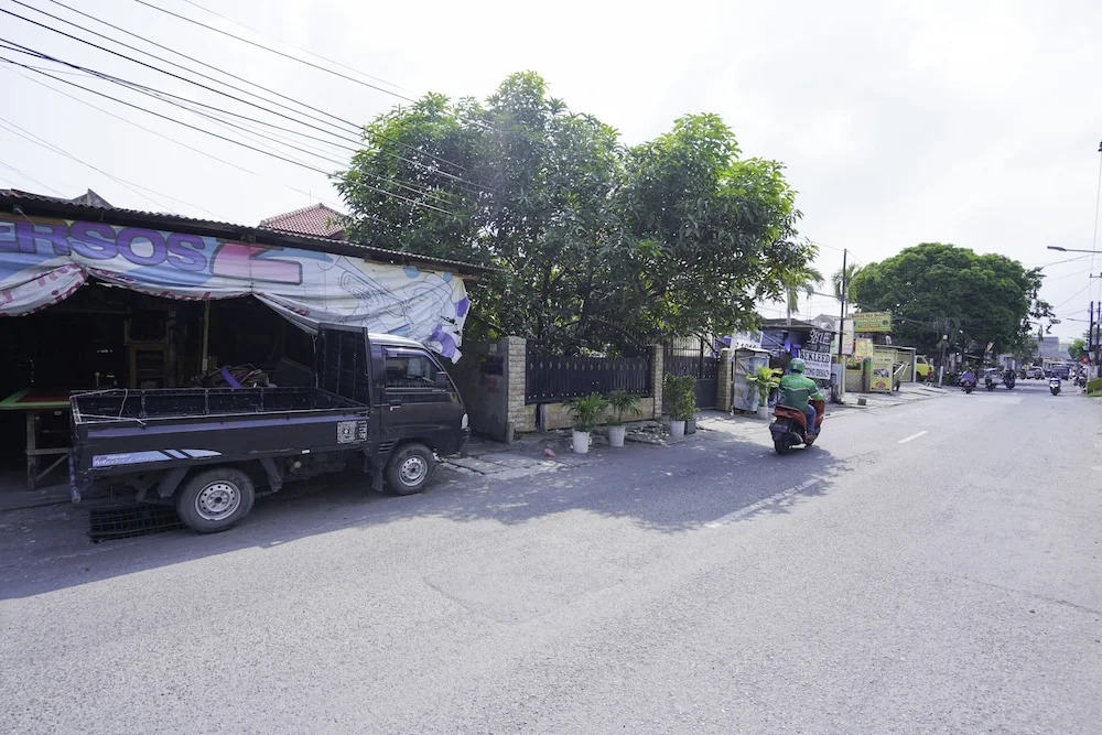 Oyo Life 2573 Griyo Kost Putra 205