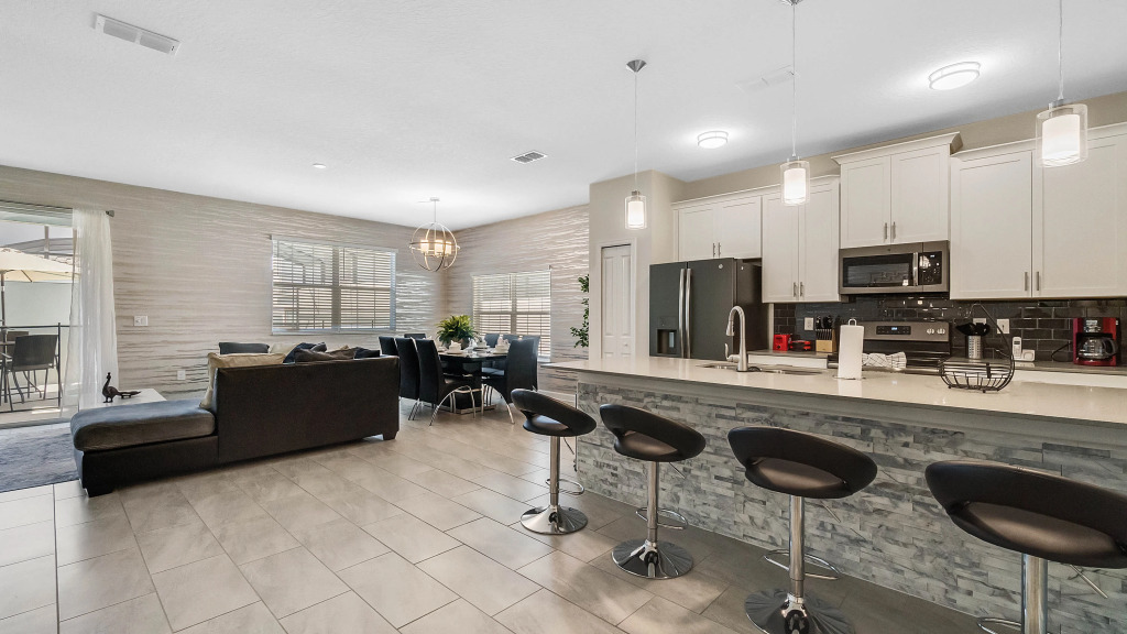 5 Bedrooms 4 Bathrooms Storey Lake 4813 Ml