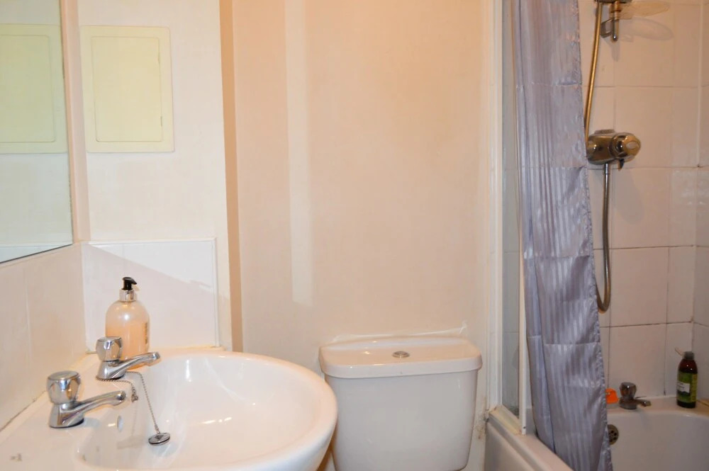Bright 2 Bedroom Apartment With Parking in Edinburgh