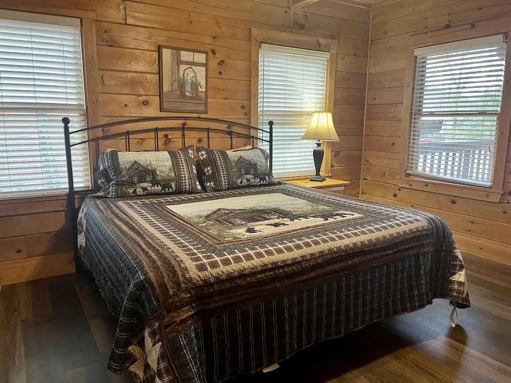 ER75 - Palmetto Place - Great location! close to all the action! cabin