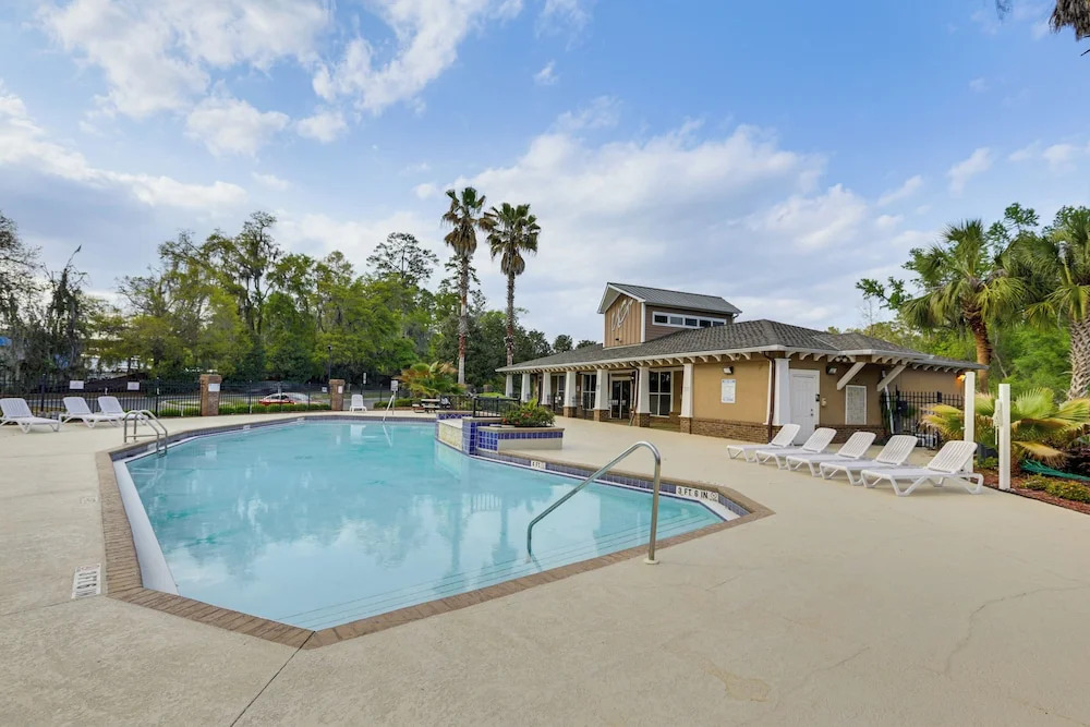 3 Mi to Fsu! Pet-friendly Townhome w/ Pool Access