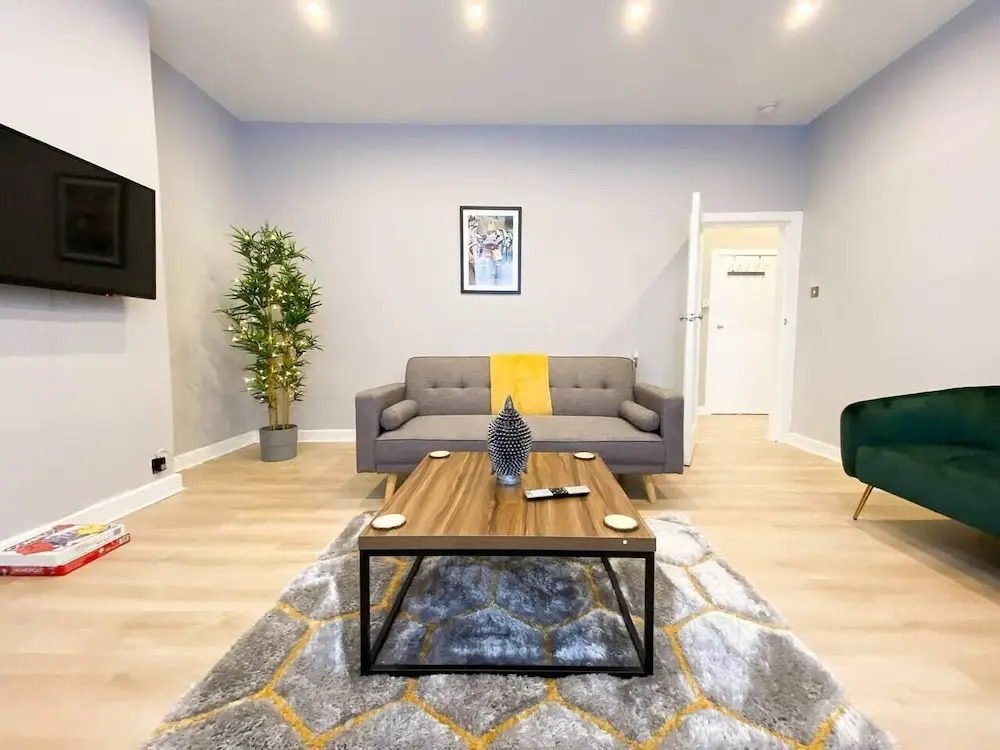 Striking & Elegant 2BR Flat - Free Street Parking