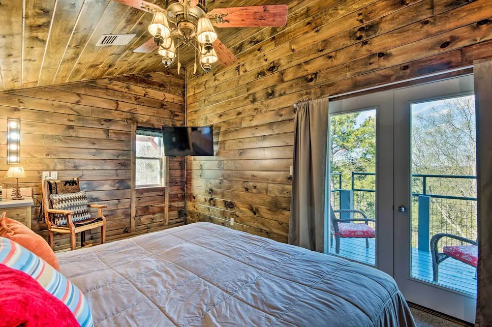Broken Bow Mountaintop Home w/ Hot Tub!