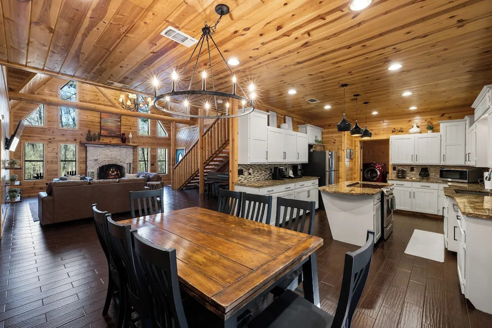 Broken Bow Family Cabin w/ Private Hot Tub!