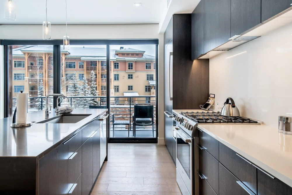 New Listing! Designer Ski-in/ski-out W/ Pool & Gym 3 Bedroom Condo