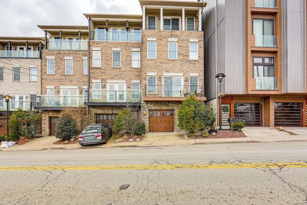 2 Mi to Market Sq! Row House w/ Dedicated Office