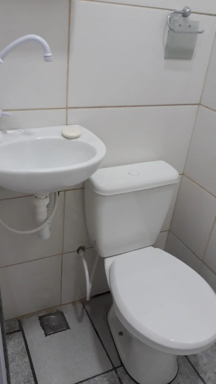 Apto 12 Kitnet pequena NOVA Térreo Ar Cond Microondas Frigobar Tv Banheiro Excelente para 1 pessoa Barato Centro Praia
