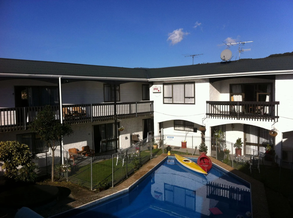 Hawks Inn Motel